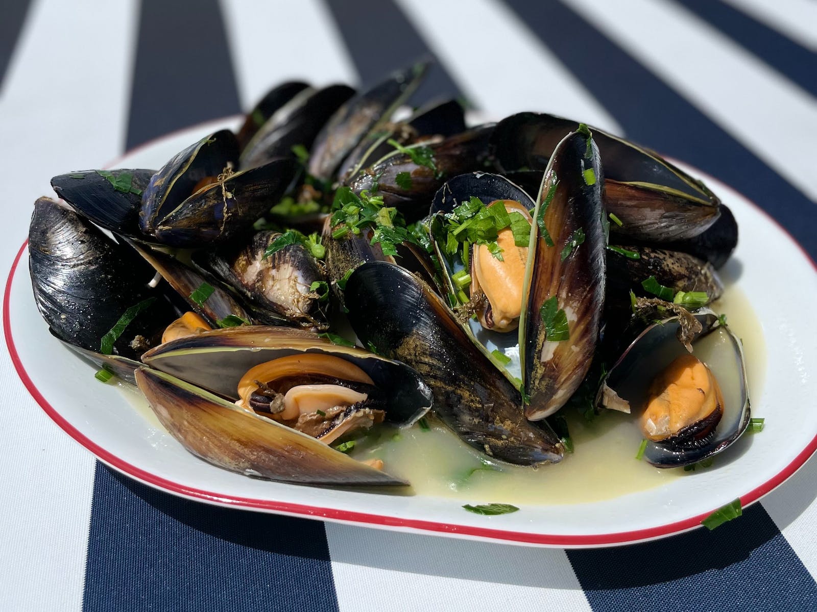 A plate of freshly cooked mussels.